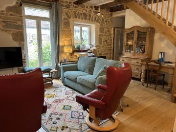 Salon_with_staircase_optimized_3000