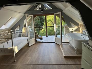 Bedroom_and_balcony_optimized_3000