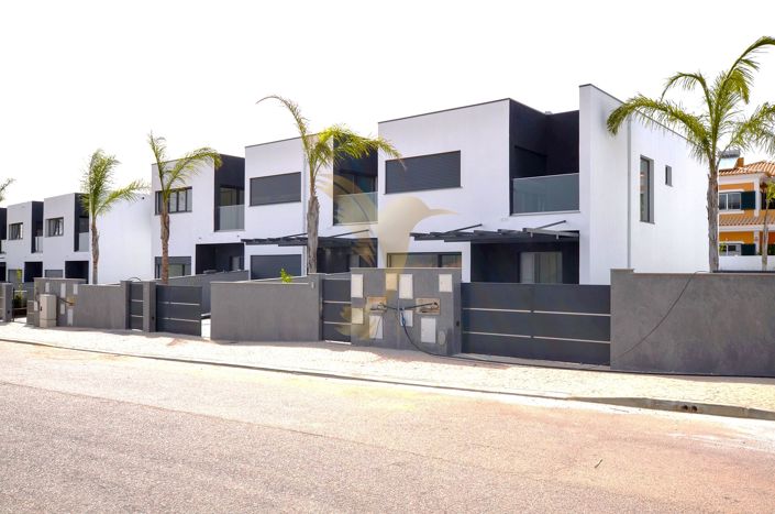 Image No.2-4 Bed Townhouse for sale