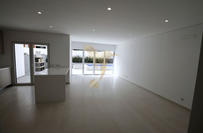 Image No.20-4 Bed Townhouse for sale