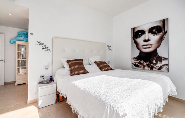 Image No.14-3 Bed Property for sale