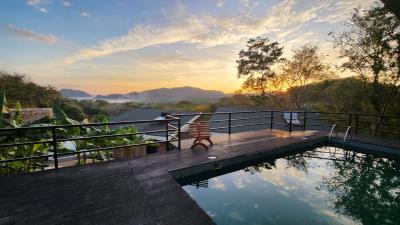 Deck-with-pool