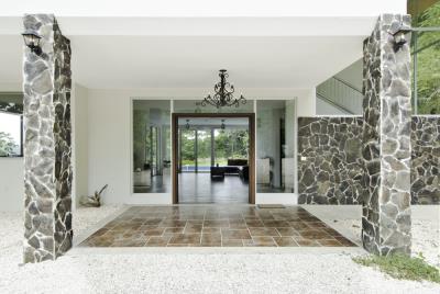 Solana-008-Entrance