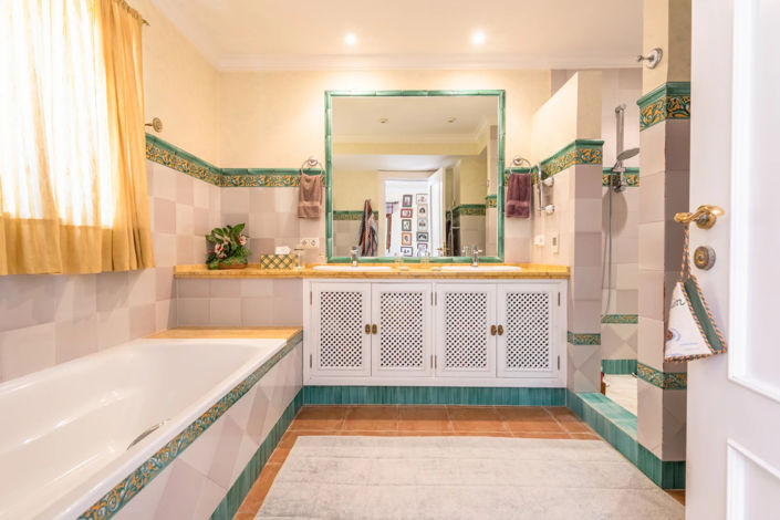 Image No.19-9 Bed Villa for sale