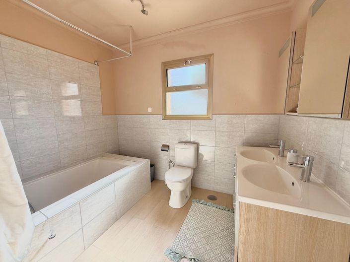 Image No.24-4 Bed Semi-Detached for sale