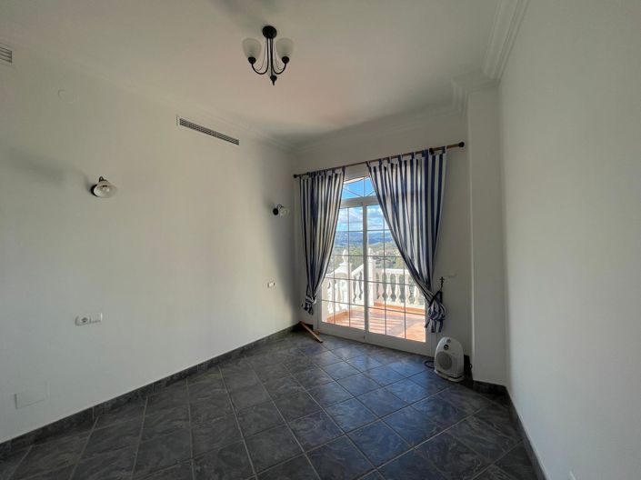 Image No.30-5 Bed Villa for sale