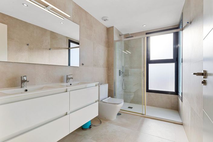 Image No.16-3 Bed Property for sale