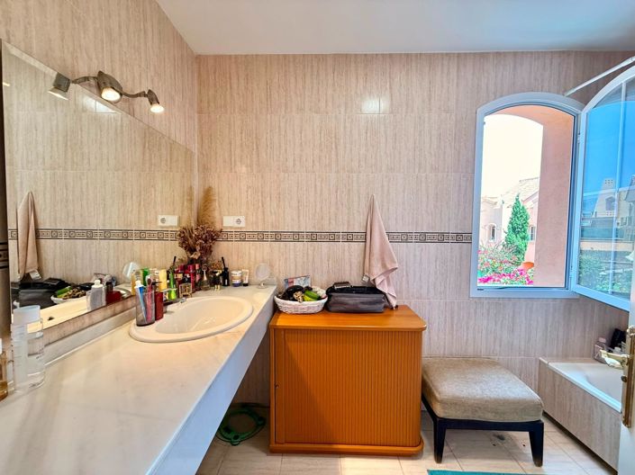 Image No.11-5 Bed Townhouse for sale