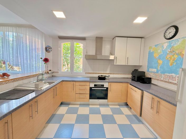 Image No.7-5 Bed Townhouse for sale