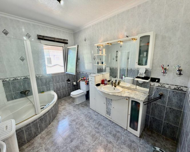 Image No.10-4 Bed Villa for sale