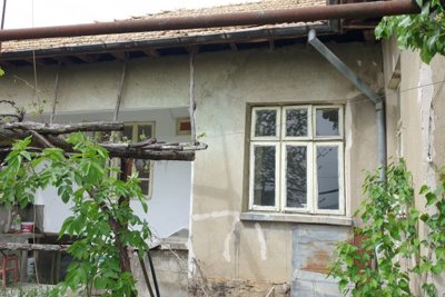 Charming Bulgarian house for sale at the end of the village Drinovo (5)