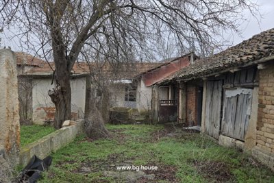 Bulgarian corner house for sale at the end of village Ostritsa (23)