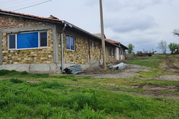 Image No.21-2 Bed Farmhouse for sale