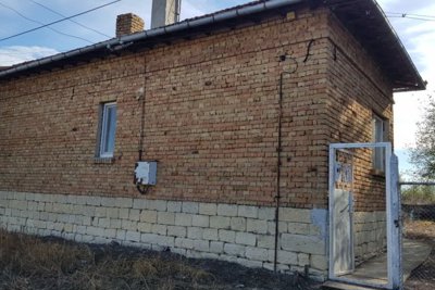 A small Bulgarian house for sale in the village of Gorotsvet (1)