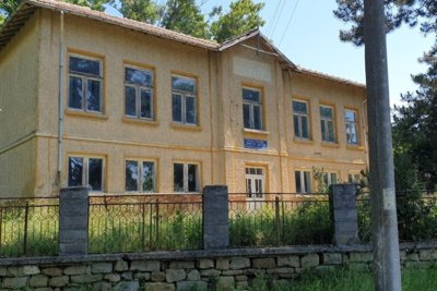Former School with Vast Land in Village Lyubichevo (1)