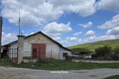 Bulgarian Farm + House for Sale in Village Osikovo – 3700m2 Land (2)