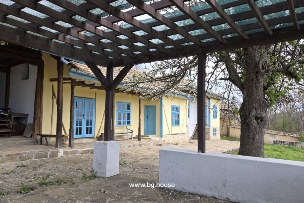Image No.8-10 Bed House for sale