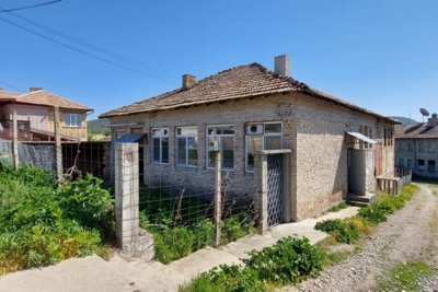 1 - Opaka, Property