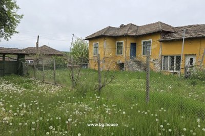 Bulgarian Spacious house with photovoltaic system (30)