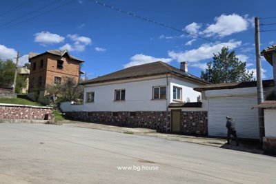 Beautiful Bulgarian estate for sale in village Osikovo (37)