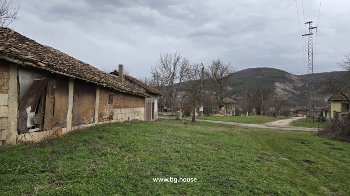 Image No.9-6 Bed House for sale