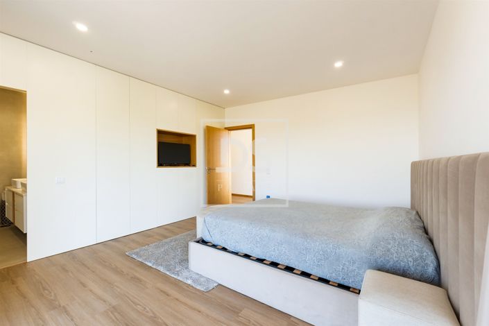 Image No.19-3 Bed Property for sale