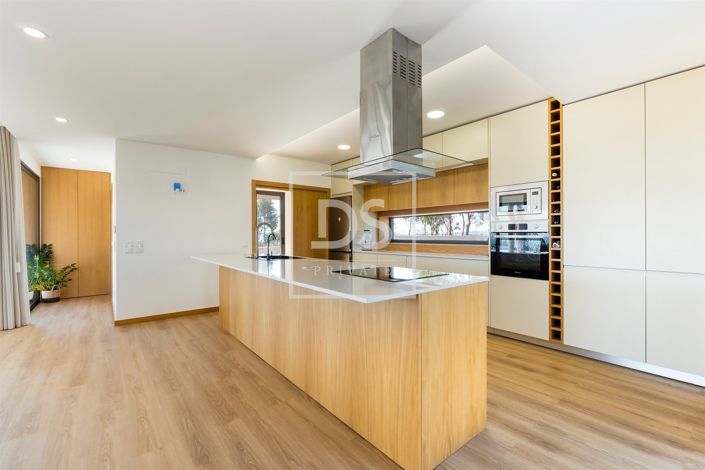 Image No.9-3 Bed Property for sale