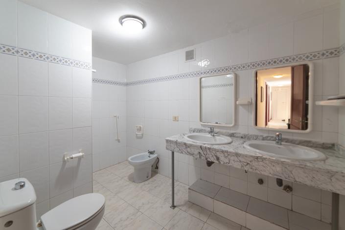 Image No.28-5 Bed Villa / Detached for sale