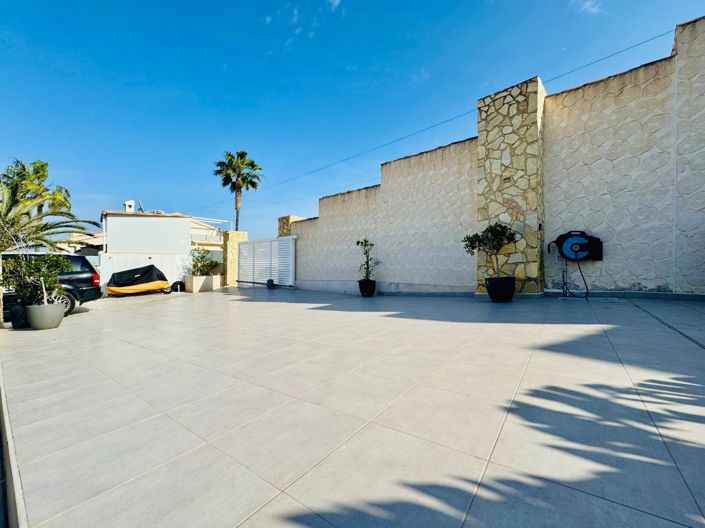 Image No.9-6 Bed Villa for sale