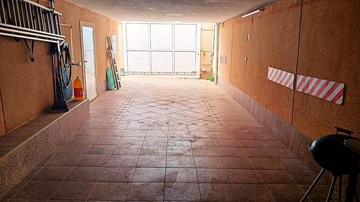 Image No.25-6 Bed House for sale