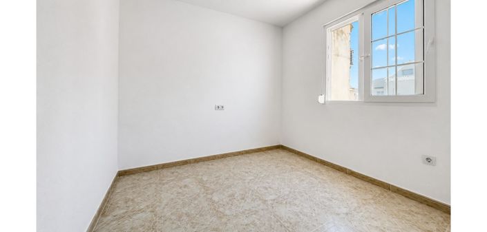 Image No.16-2 Bed Townhouse for sale