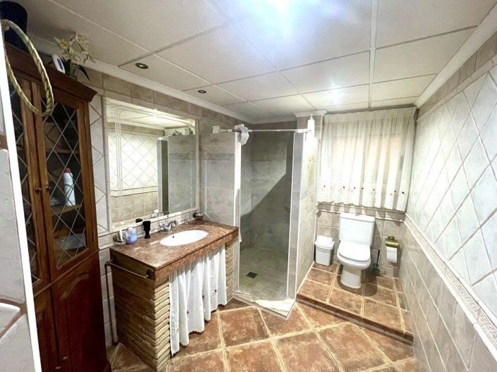 Image No.2-5 Bed Villa for sale
