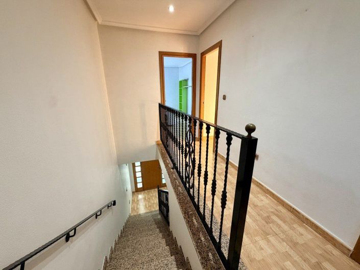 Image No.8-3 Bed House for sale