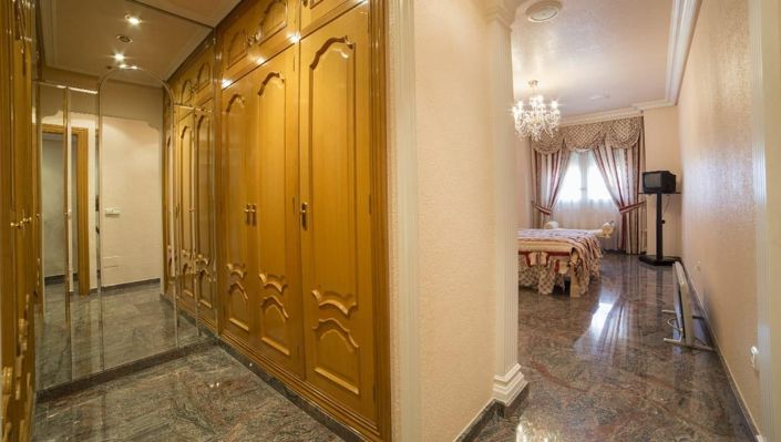 Image No.2-5 Bed House for sale