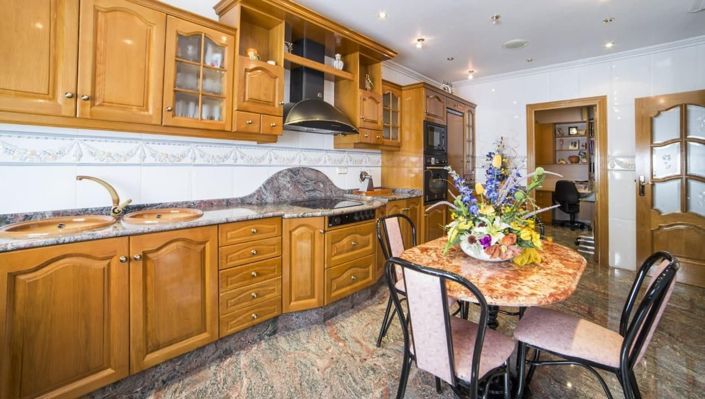 Image No.21-5 Bed House for sale