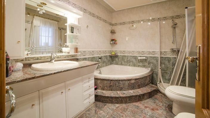 Image No.25-5 Bed House for sale