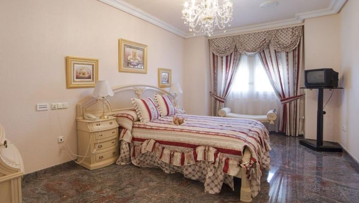Image No.26-5 Bed House for sale