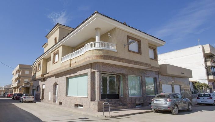 Image No.8-5 Bed House for sale
