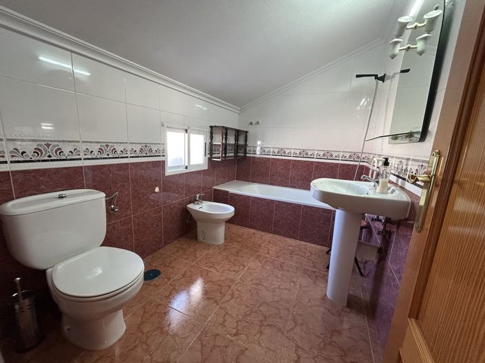 Image No.25-4 Bed House for sale