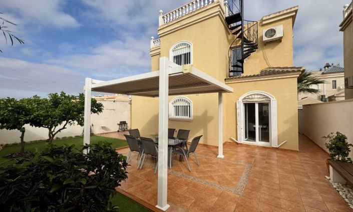 Image No.2-4 Bed Villa for sale