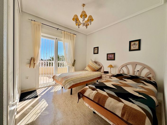 Image No.9-2 Bed House for sale