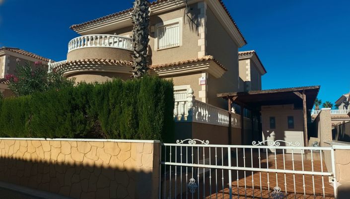 Image No.2-Villa de 4 chambres à vendre à Torrevieja