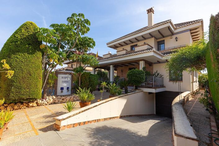 Image No.3-7 Bed Villa for sale