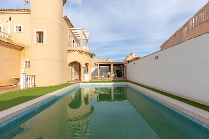 Image No.3-4 Bed Villa for sale