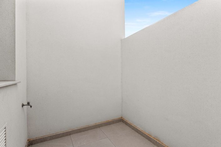 Image No.19-4 Bed House for sale