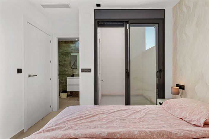 Image No.9-4 Bed House for sale