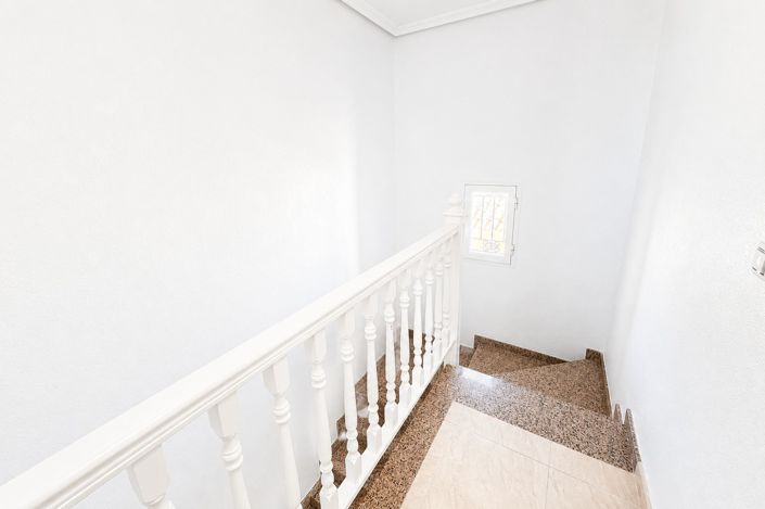 Image No.18-3 Bed House for sale