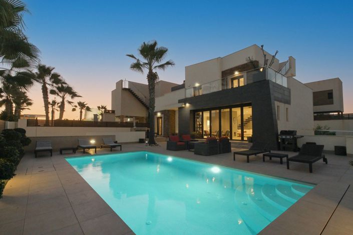 Image No.2-Villa de 4 chambres à vendre à Torrevieja
