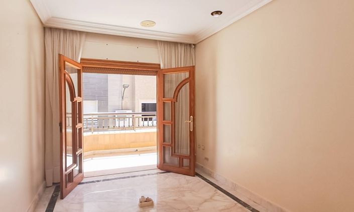 Image No.22-6 Bed Apartment for sale