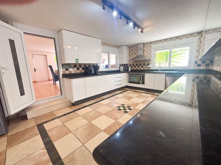 Image No.26-7 Bed Villa for sale